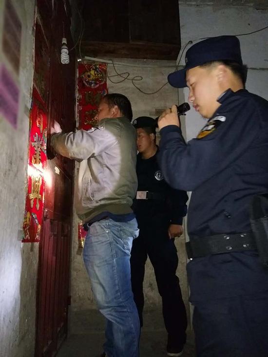 湖北粗心妈妈误将幼女锁家中 